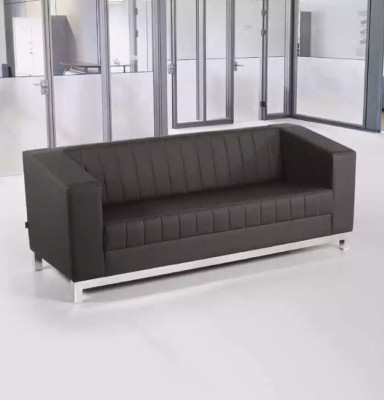 Sofá negro moderno de tres plazas, sofá tapizado, muebles de oficina de lujo.
