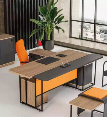 Mesa de esquina para oficina de diseñador moderno, muebles nuevos.