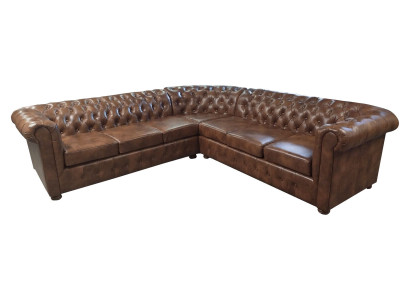 Sofá esquinero Chesterfield en forma de L de cuero marrón para sala de estar.