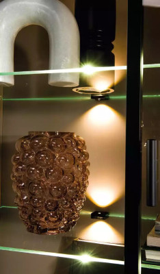 Vitrina de sala de estar moderna y lujosa en beige, armario de cristal, armarios.
