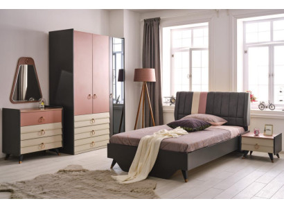 Juego de dormitorio de lujo con cama, mesita de noche, armario, cómoda y espejo nuevo.