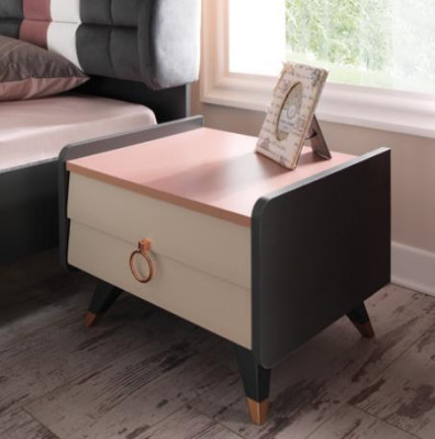 Juego de dormitorio de lujo con cama, mesita de noche, armario, cómoda y espejo nuevo.