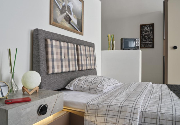 Dormitorio multicolor Cama completa Mesita de noche Cómoda Espejo nuevo