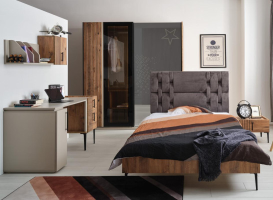 Dormitorio de lujo de 7 piezas. Cama, mesita de noche, armario, cómoda, espejo.