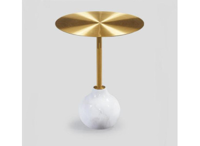 Mesa auxiliar moderna redonda de metal elegante en oro, nueva y lujosa.