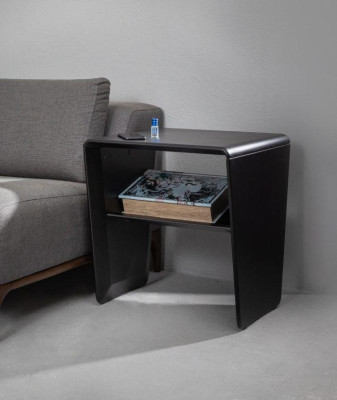 Elegante mesita de noche negra de madera para el dormitorio.