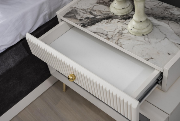 Elegante mesa de noche de acero inoxidable para dormitorio. Muebles modernos.