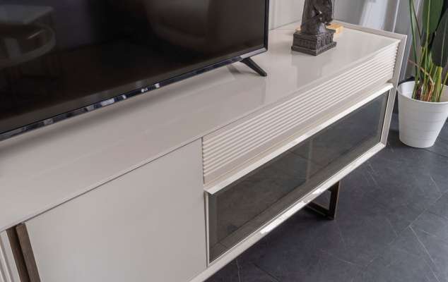 Elegante unidad de pared para TV de diseñador, estante bajo moderno, estantes robustos.