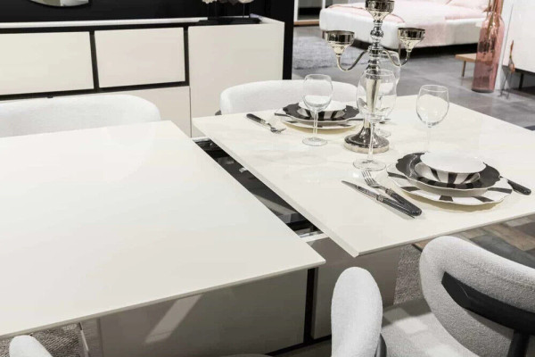 Mesa de comedor blanca Mesa de comedor de lujo extensible de madera nueva.