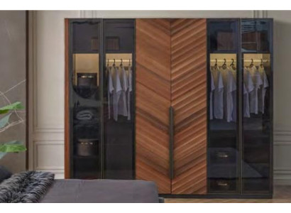 Armario empotrado de lujo para el dormitorio con elegante diseño de cristal.