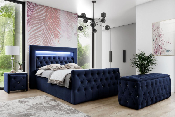 Muebles de dormitorio Chesterfield azul oscuro con cama doble LED y mesitas de noche.