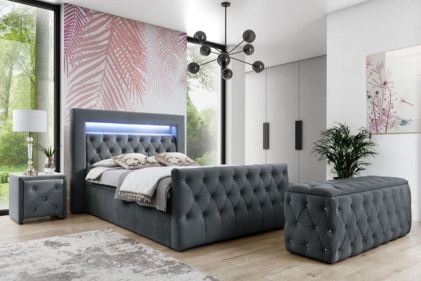 Juego de dormitorio gris Chesterfield con cama tapizada LED y mesitas de noche de madera.