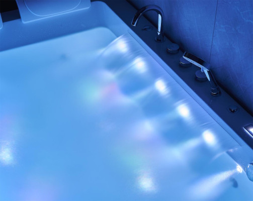 Baño de hidroterapia en bañera de hidromasaje interior bienestar de baño.