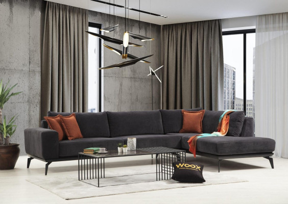 Sofá esquinero de tela de tres plazas de diseñador en gris para la sala de estar.