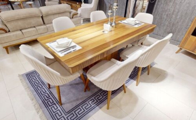 Mesa de madera color marrón claro, muebles de diseñador para comedor, 6 sillas acolchadas blancas.