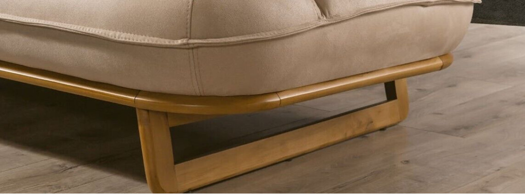 Sofá moderno beige de diseñador de tres plazas para la sala de estar, sofisticado sofá de tres plazas.