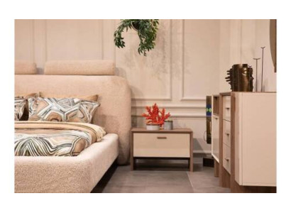 Robusta mesita de noche beige con moderna consola de noche de madera para dormitorio.