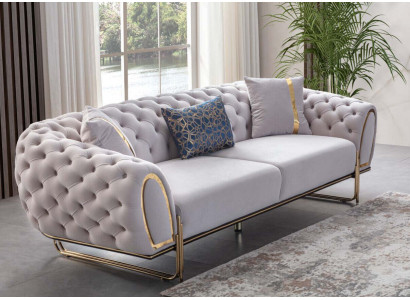 Sofá Chesterfield moderno blanco de tres plazas de lujo con marco de acero inoxidable.