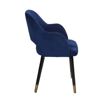 Silla de comedor acolchada azul con marco de madera de diseño moderno.