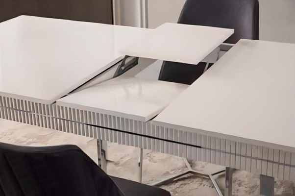Mesa de comedor moderna extensible de madera blanca para el comedor.