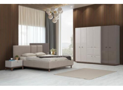 Juego de dormitorio beige claro con cama tapizada, mesitas de noche y armario.