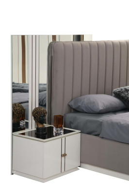 Diseño conjunto de dormitorio elegante, cama de lujo y 2 mesitas de noche modernas.
