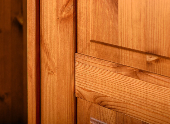 Armario de madera para habitación de estilo moderno con estantes multifuncionales.
