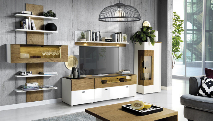 Conjunto de muebles modernos para la sala de estar en estilo barroco: vitrinas, estantes y armarios.