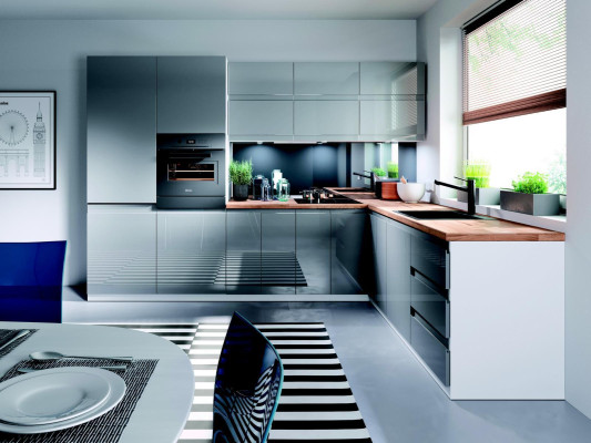 Cocina moderna en forma de L, diseño de armario de cocina a medida en color gris.