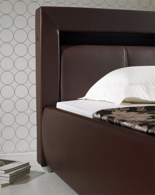 Diseño de lujo de cama tapizada de cuero doble para habitación de hotel matrimonial.