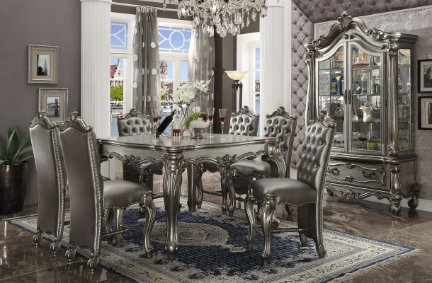 Clásico ambiente de comedor gris, diseñador de mesa de comedor cuadrada, sillas Chesterfield de cuero, 7 piezas.