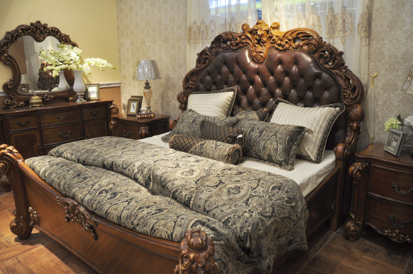 Cama clásica estilo barroco rococó Chesterfield doble cuero antiguo de hotel.