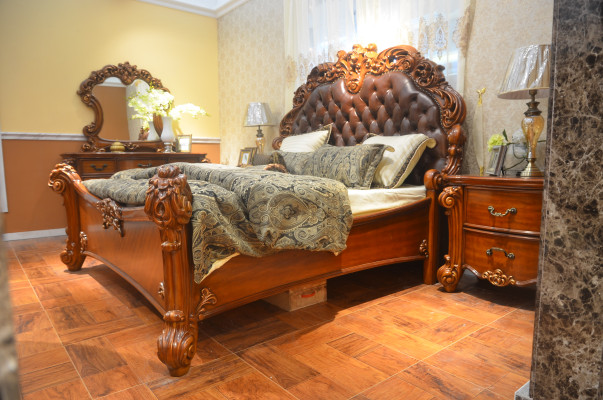 Cama clásica estilo barroco rococó Chesterfield doble cuero antiguo de hotel.