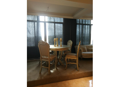 Mesa de comedor 4 sillas Conjunto clásico de comedor de 5 piezas. Mesa redonda