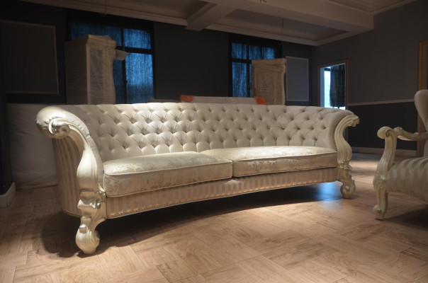 Sofá de 4 plazas, diseño de sofá Chesterfield tapizado en cuero y textil.