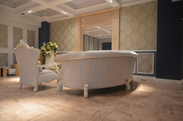 Sofá de 4 plazas, diseño de sofá Chesterfield tapizado en cuero y textil.