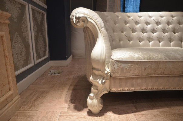 Sofá de 4 plazas, diseño de sofá Chesterfield tapizado en cuero y textil.