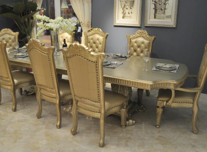 Ambiente completo de comedor beige. Mesa de comedor de diseñador con sillas.