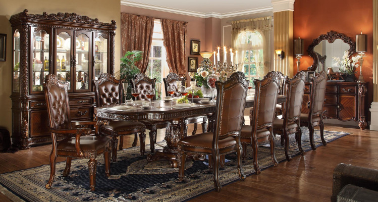 Muebles clásicos de comedor marrón, mesa de comedor diseñada con sillas de madera Chesterfield.