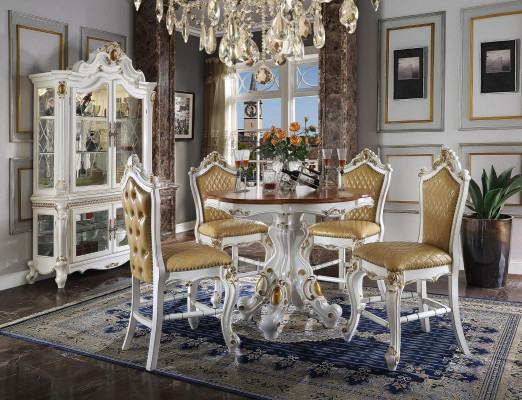 Clásico juego de comedor blanco. Mesa de comedor elegante con sillas y vitrina.