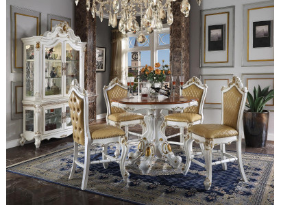 Clásico juego de comedor blanco. Mesa de comedor elegante con sillas y vitrina.