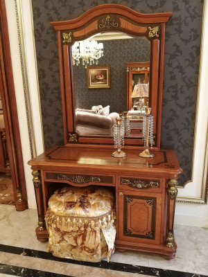 Clase de lujo, tocador barroco rococó con espejo, taburete, cómoda, mesa consola.