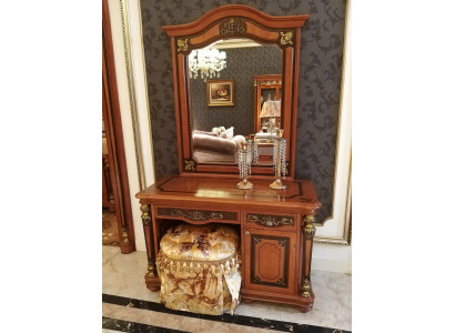 Clase de lujo, tocador barroco rococó con espejo, cómoda, consolas decorativas.
