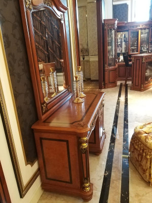 Clase de lujo, tocador barroco rococó con espejo, taburete, cómoda, mesa consola.