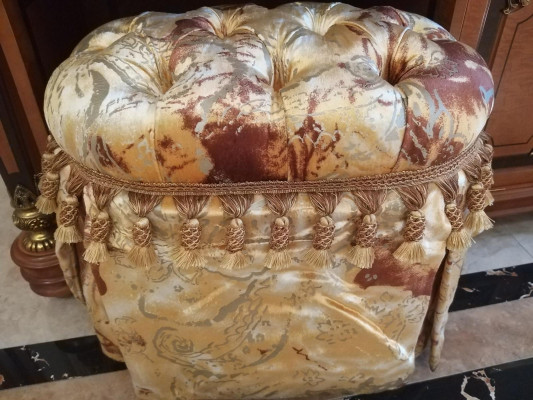 Clase de lujo, tocador barroco rococó con espejo, taburete, cómoda, mesa consola.