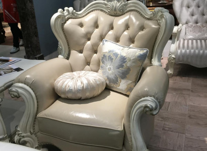 Asiento tapizado de 1 plaza estilo antiguo en color beige de madera, silla barroca de trono real.