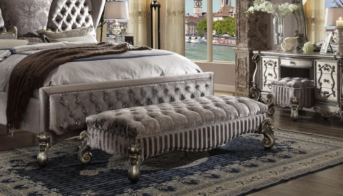 Taburete de diseñador de cuero y textil de lujo Chesterfield, reposapiés otomano Chesterfield.