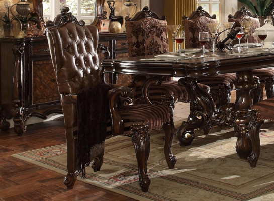 Clásico asiento Chesterfield marrón exclusivo de cuero en estilo barroco.
