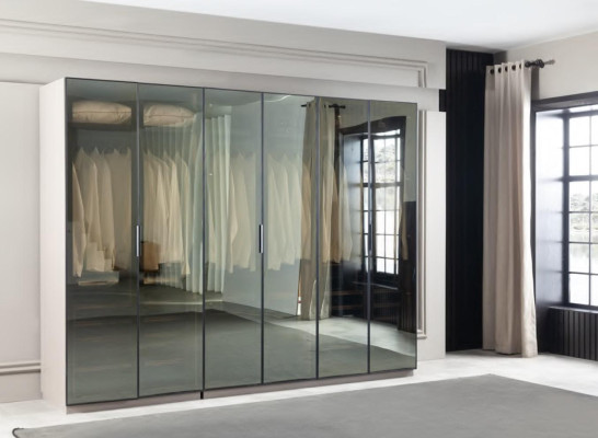 Armario marrón para dormitorio con espacio de almacenamiento puertas de vidrio