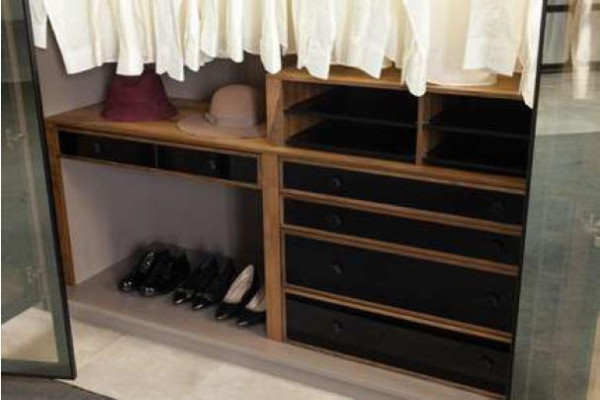 Armario marrón para dormitorio con espacio de almacenamiento puertas de vidrio